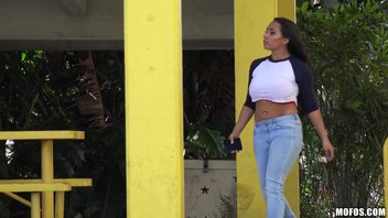 Красивая арабка на улице потрахалась за деньги с двумя кексами Прия Прайс (Priya Price)