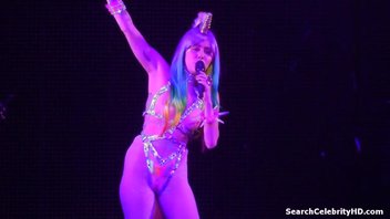 Очередная выходка Майли на концерте