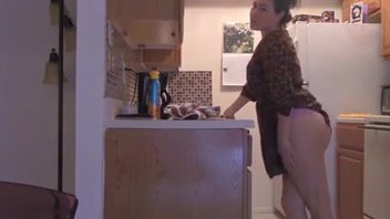 Потерла киску на кухне