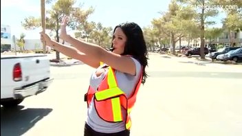 Темноволосый регулировщик с большими сиськами