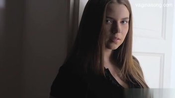 Грудастая красотка медленно разделась перед своим парнем и раздвинула ноги