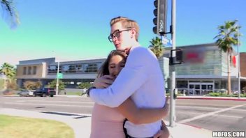 Счастливый день миниатюрной брюнетки