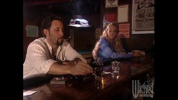 Дженна Джеймсон познакомилась с парнем в местном баре и трахнул его