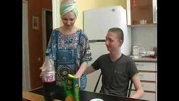 Грудастая женщина с рыжими волосами занимается сексом с тощим парнем