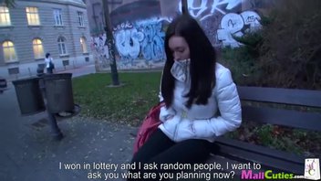 Темноволосая незнакомка с шикарными сиськами