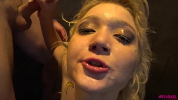 Наркоманка за 50$ демонстрирует оральное мастерство в туалете Дакота Скай (Dakota Skye)