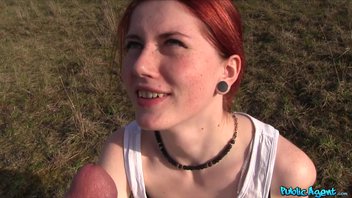 Рыжая-студенточка отсосала хуй и встала раком за гаражами Anne Swix