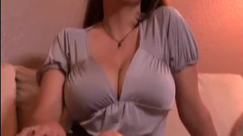 Женщина с большими сиськами красиво разделась и трахнула мужика на диване