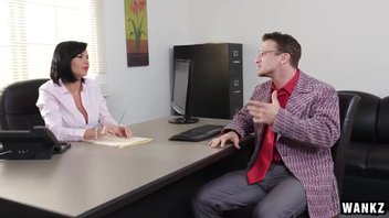 Чувственная женщина трахнулась со своим сотрудником