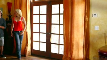 Горячая блондинка Сара трахнула молодого соседа