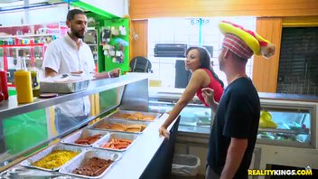 Горячие красотки пробуют 