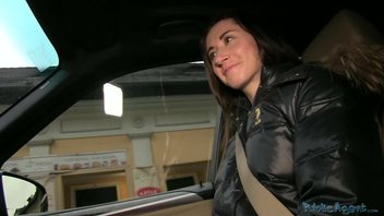 Красавица Адль отдалась в машине