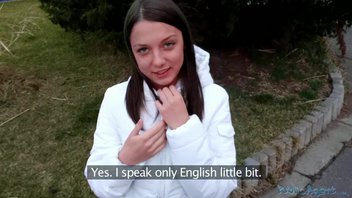 Молодая девчонка сдала в аренду помещение между ног