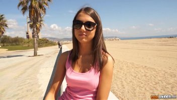 Снял молодую красотку на пляже