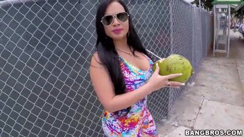 Пухлая брюнетка трахает член как настоящая шлюха