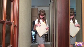 Оголилась в прихожке