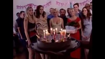 Лучший подарок для грудастой блондинки на день рождения это безбашенная групповая оргия.