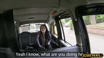 Татуированной брюнетке захотелось секса с таксистом в машине