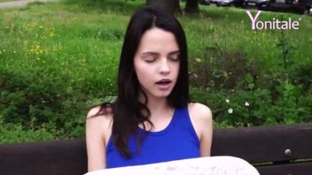 Ариэль мастурбирует в общественном месте