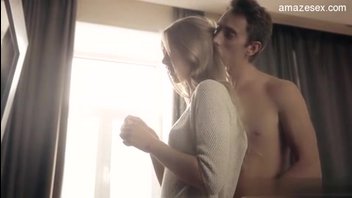 Любовь с милой девушкой на столе