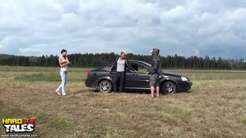 Обслужила троих в поле