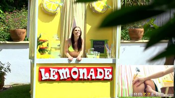 Худощавый пацан пристроился сзади и начал трахать продавщицу лимонада в трейлере Джорди Эль-Ниньо Полла.