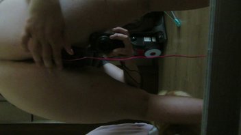 достаем наушники с насадочкой, тренируем анальчик