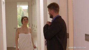 Французская, рыжеволосая с большими сиськами нимфоманка познакомилась в новыми соседями Lucia Love