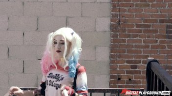 Порно пародия на Отряд самоубийц - Харли Квинн набросилась на гигантский, черный член Дэдшота и оттрахала Aria Alexander