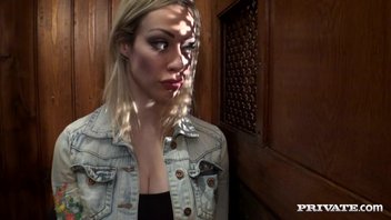 Парень в маске с маленьким членом от первого лица трахает сиськастую блондинку Chessie Kay