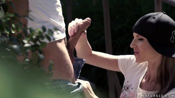 Русская красавица любит трахаться в попку прямо в парке Джина Герсон (Gina Gerson)