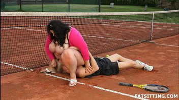 Жирная госпожа села на лицо и заставила вылизывать потную пизду, пока мастурбирует член для финальной ебли Viktorie