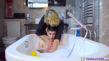 Ублажила пасынка в ванной