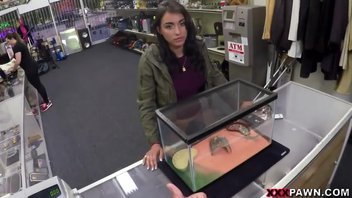 Случайный секс темноволосой девушки в местном магазине