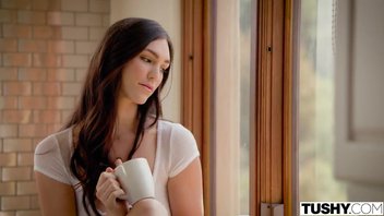 Кейди отодрал Холли Майклс утром на кухне