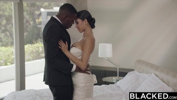 Красивая невеста Софья-Леоне и её черный жених насладились друг другом на кровати