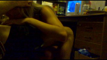 жена делает минет на работе