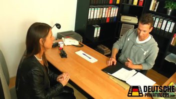 Темноволосая красотка сосет член во время собеседования, потому что она хочет устроиться на работу