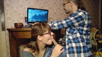 Пацан играл за компьютером, а сучка в это время жарко ему отсасывала