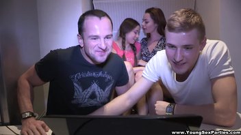 Молодые веселятся на кровати