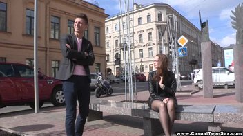 Парень подкатил свои яйца к молодой незнакомке