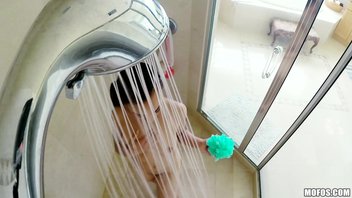 Белый самец подглядывает за в душе за пышнозадой негритянкой Jamie Marleigh