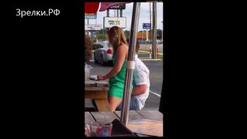 Зрелка Села на член в уличном кафе