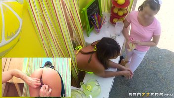 Очень сексуально продаёт  лимонад  Charlotte Cross