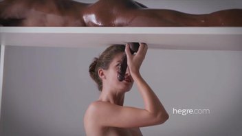 Жарко отсосала черный хуй, который из дырки круто торчал