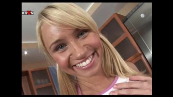 юная с игрушкой