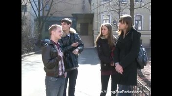 Две молодые парочки устроили секс-пати