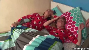 Алиса с подружкой