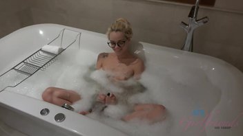 Смазливая блонди развлекается с другом после шопинга Эльза Джин (Elsa Jean).