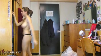 Перед камерой деваха с хорошими буферами себя показывала